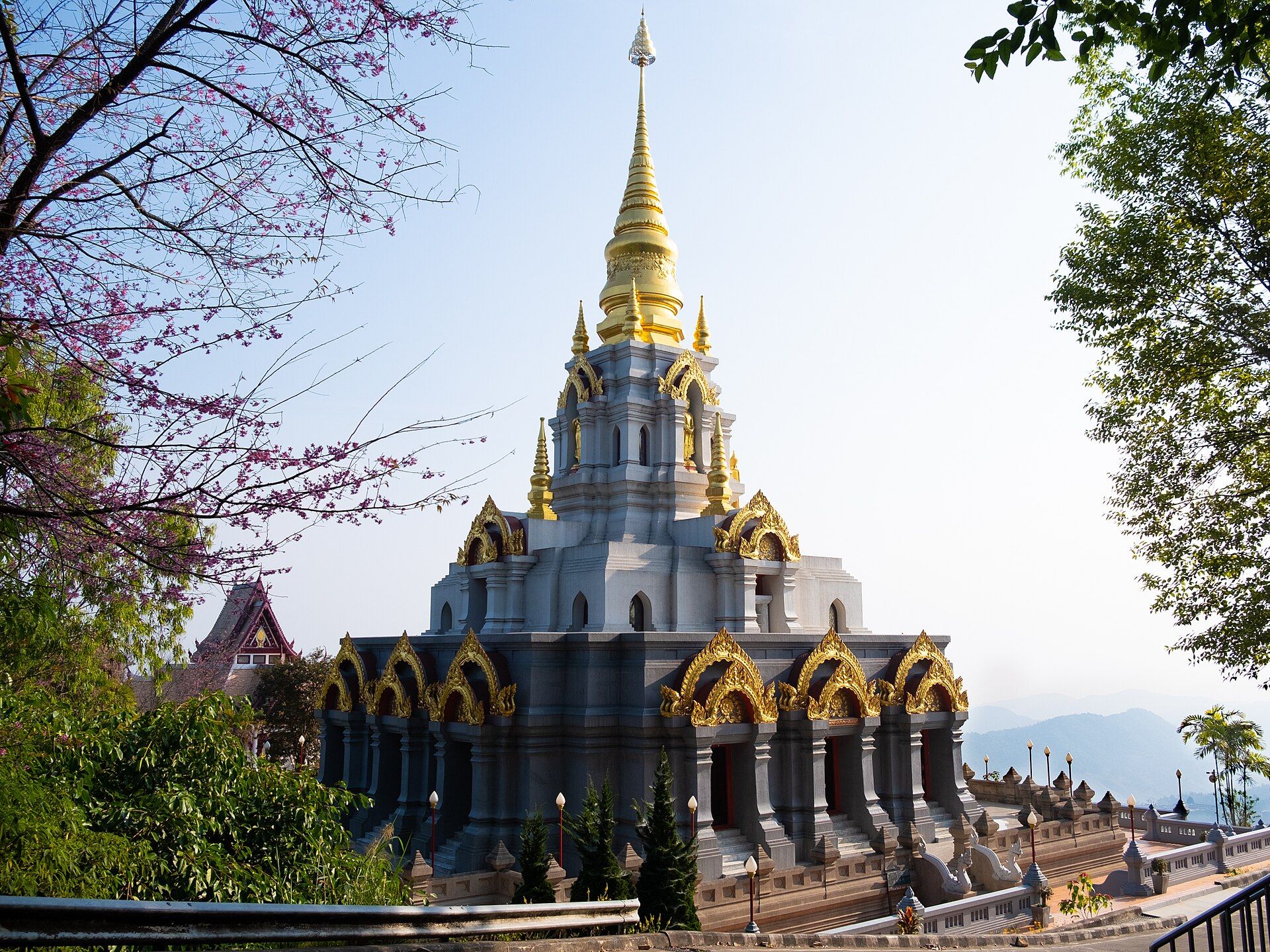 2019_01_Phra_Boromathat_Chedi_01.jpg