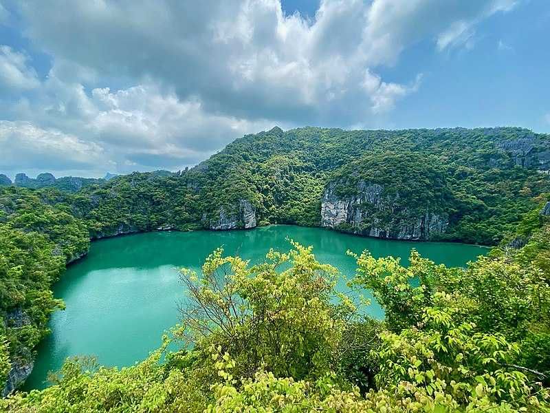 800px-Mu_Ko_Ang_Thong_Marine_Park_-_Salt_Water_Lake_20230411164956.jpg