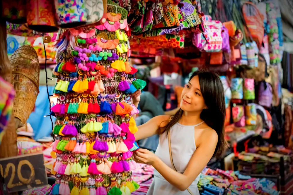 Feature-Best-Thai-Markets-in-Bangkok-By-Shutterstock-elwynn.webp