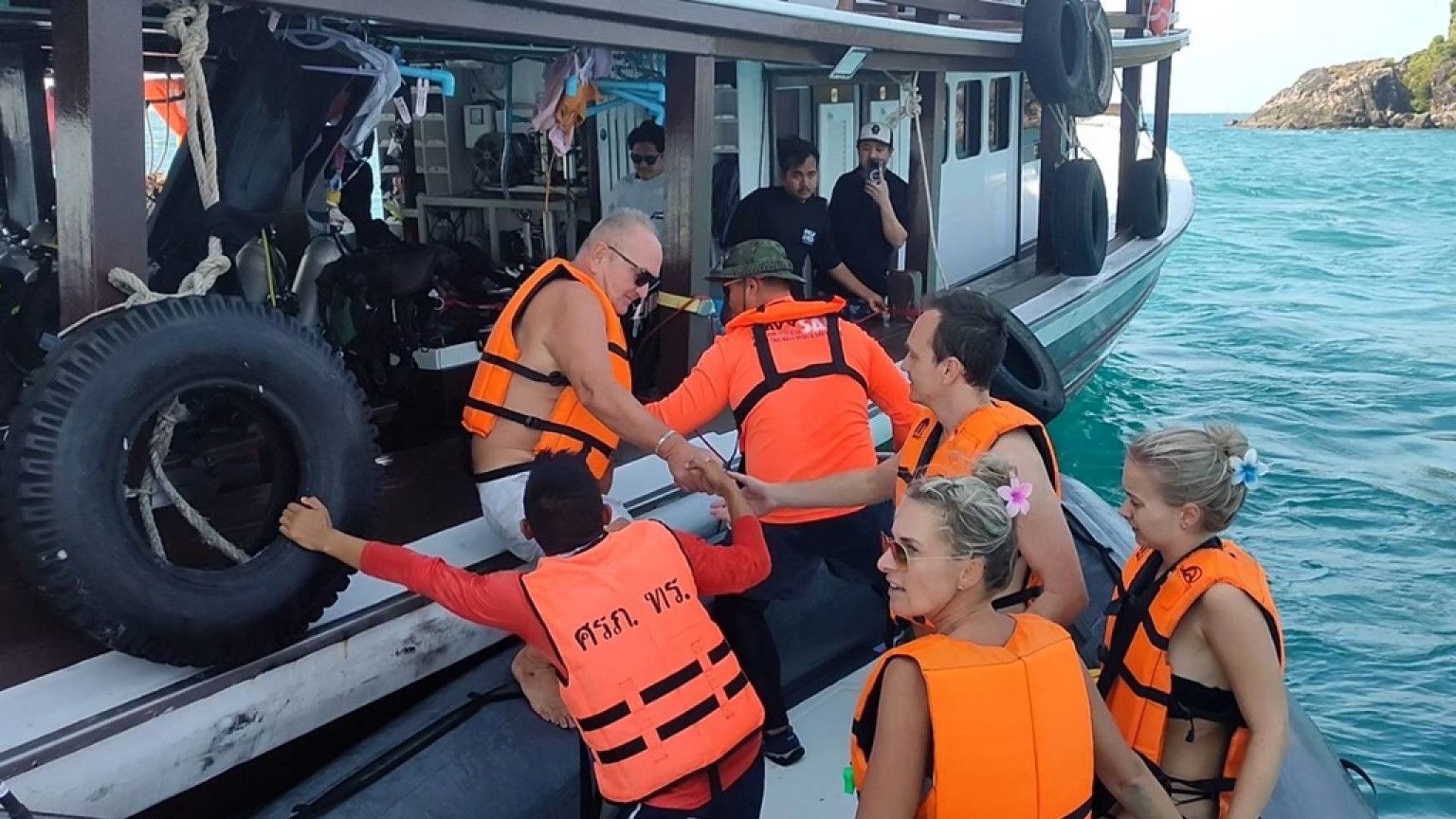 Koh-Chang-Police-Rescue-Six-Tourists-from-Capsized-Kayaks_3.jpg