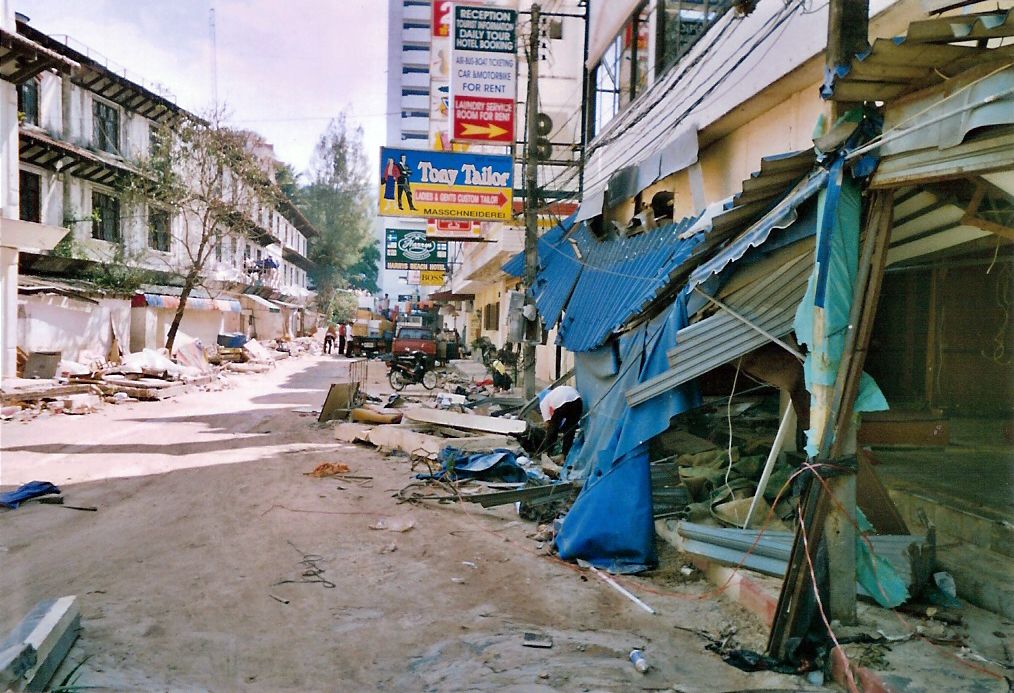 Phuket_after_tsunami_(2004).jpg