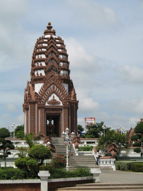 Prachuap_Khiri_Khan_City_Pillar_Shrine.jpg
