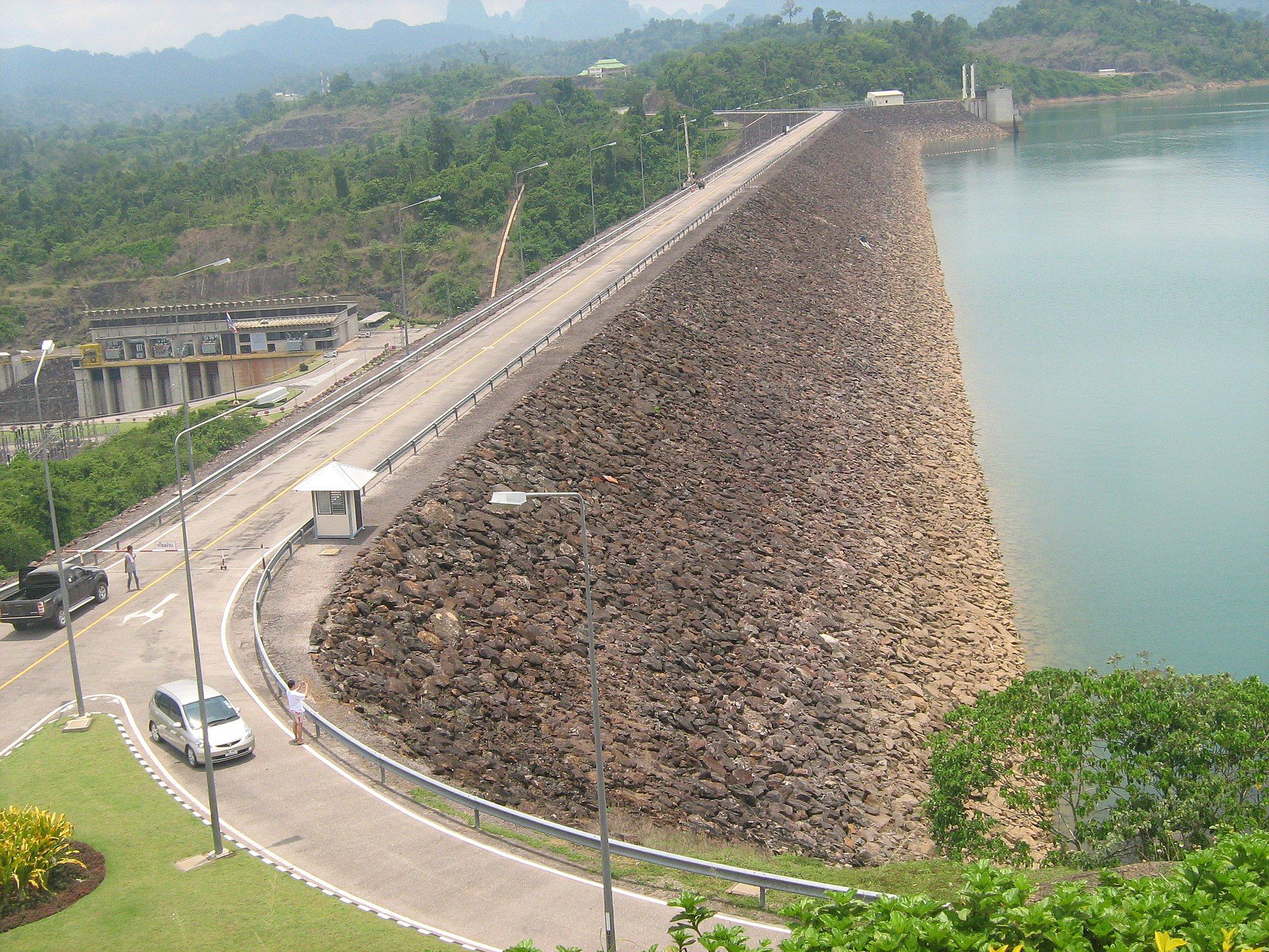 Rachaprapha_Dam_-_panoramio.jpg