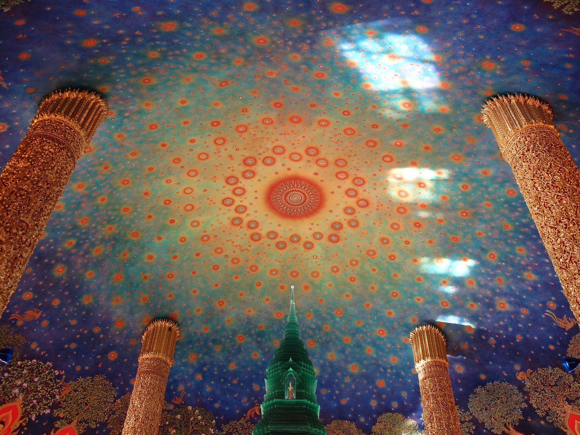 Roof_of_the_Phrarathchamongkhon_Stupa.jpg