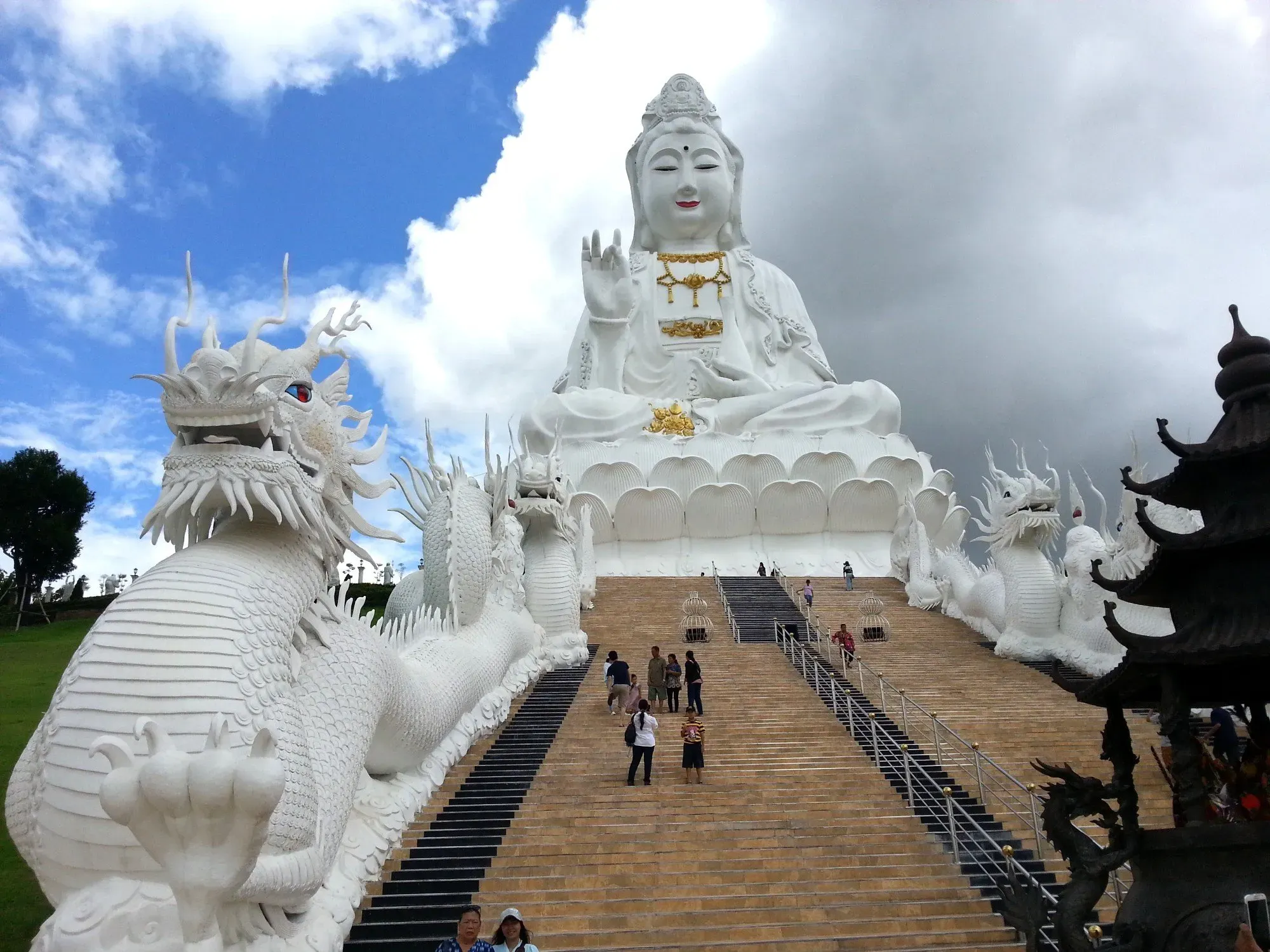 Stairs-up-to-the-Guan-Yin-statue-at-Wat-Huay-Pla-Kang.webp