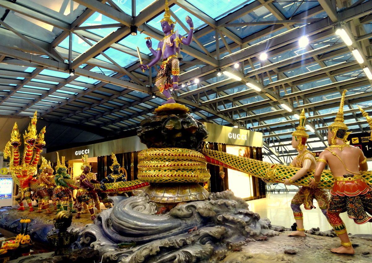 The serpent statue at Suvarnabhumi Bangkok International Airport.JPG