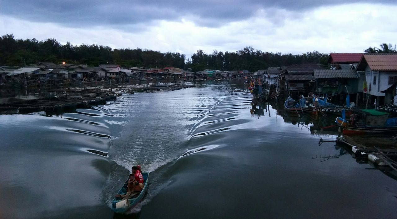 ชุมชนต่อเรือกอและริมน้ำบางนรา_(นราธิวาส).jpg